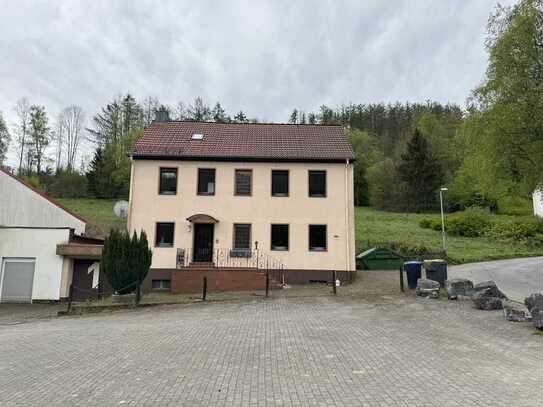 Großzügiges Einfamilienhaus mit Garten und großem Stellplatz