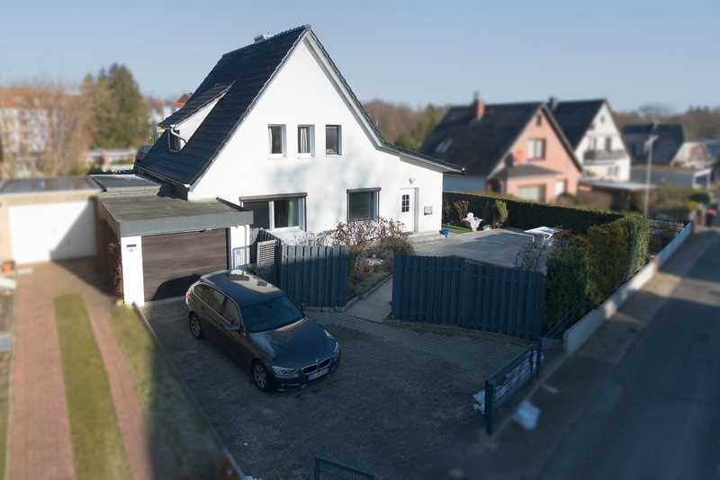 Modernisiertes Einfamilienhaus in ruhiger Lage mit besonderer Architektur und mehreren Terrassen