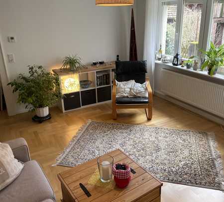 Charmante Drei-Zimmer-Wohnung mit einem gemütlichen Hof, teilmöbliert