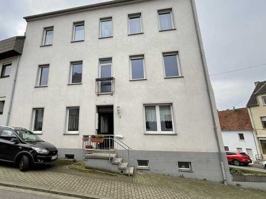 Charmantes 2-Familienwohnhaus in Schwalbach-Elm – Modernisiert mit Potenzial