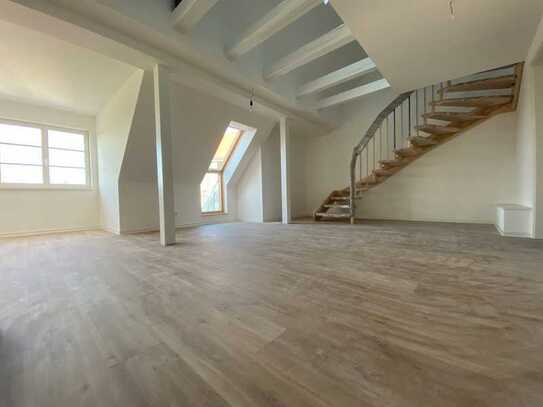 Helle 2,5-Zimmer-Maisonette-Whg - großer Balkon - EBK - Galerie - eigenes Parkhaus