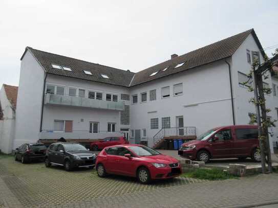 Helle 3 Zimmer DG Wohnung zu vermieten, direkt am Schlosspark.
