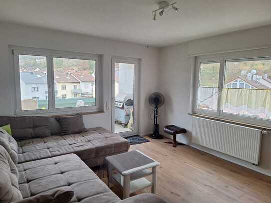 Schöne neuwertige 4-Zimmer-Wohnung mit 2 Balkone