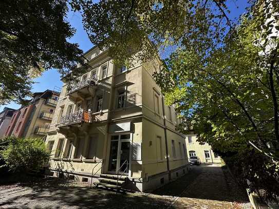 KLEINE EINSKOMMAFÜNFRAUMWOHNUNG, KÜCHENNISCHE IM WOHNBEREICH, BALKON, BAD MIT DUSCHE