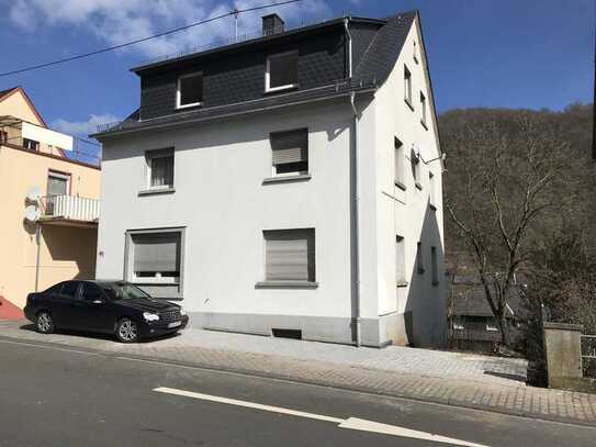 Attraktive EG-Wohnung mit drei Zimmern sowie Küche mit Einbauküche Bad und Balkon in Idar-Oberstein