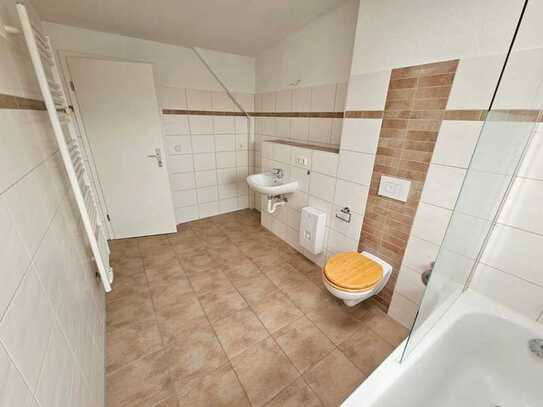 Ansprechende 3 Zimmer im Dachgeschoss+Balkon+Loggia+Tageslichtbad mit mit Badewanne+Abstellraum !