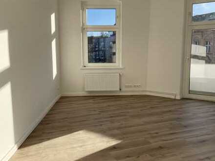 Exklusive, sanierte 2-Raum-Wohnung mit Balkon und Einbauküche in Berlin-Neukölln