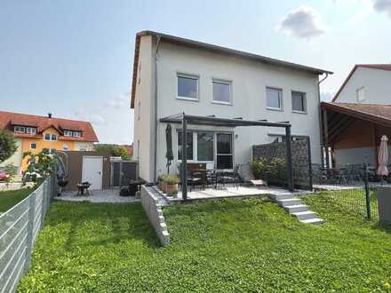 Willkommen in Ihrem neuen Zuhause! Gepflegte Doppelhaushälfte mit Garage in Untergrombach