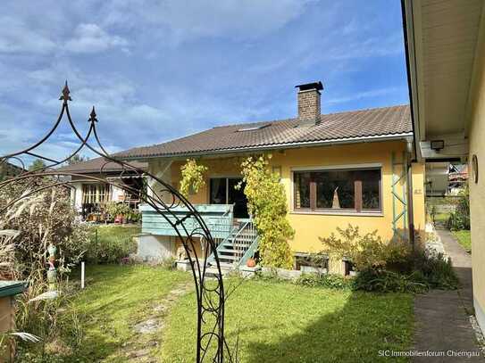 Doppelhaushälfte im Bungalowstil mit großzügigem Grundstück und Doppelgarage. Nähe Chiemsee!