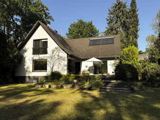 Großzügiges Einfamilienhaus mit Waldblick auf traumhaften Sonnengrundstück in Wannsee.