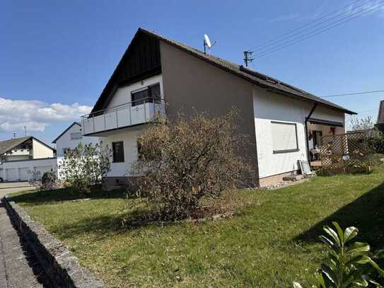 Ansprechendes Zweifamilienhaus mit Garage und Carport in ruhiger Lage in Aalen-Fachsenfeld