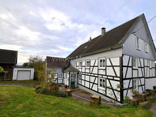 Umgeben von Natur: Einseitig angebautes Fachwerkhaus mit Garten, Garage und Scheune