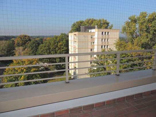 3-ZI.-WOHNUNG MIT BALKON KOMPLETT RENOVIERT IM 7.OG. MIT AUFZUG UND TOLLER AUSSICHT