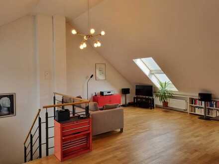 Lichtdurchflutete Dachgeschoss-Maisonette-Wohnung im Nordend