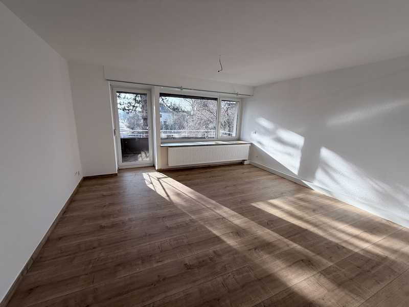 Helle neu sanierte 2-Zimmer-Wohnung im 1. OG mit Balkon und Einbauküche in Stuttgart-Möhringen
