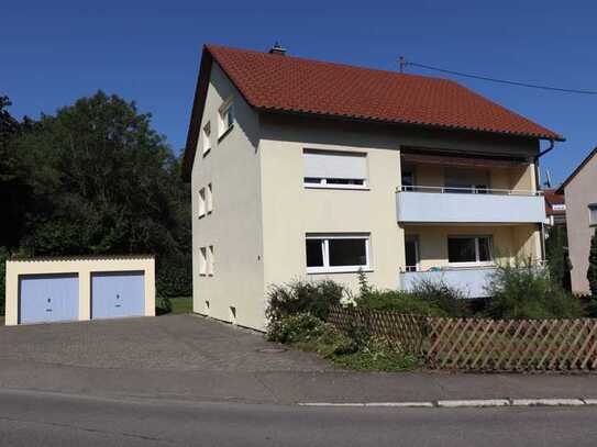 Sehr schön renovierte 3 Zimmer-Erdgeschosswohnung mit Garage und Stellplatz