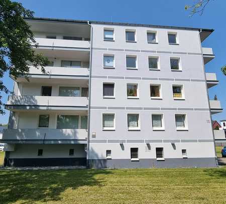 Demnächst einzugsbereit! Umfangreich renovierte 2-Zimmer-Erdgeschosswohnung mit Balkon