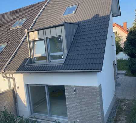 !! Schickes Einfamilienhaus als DHH; Erstbezug nach Neubau !!