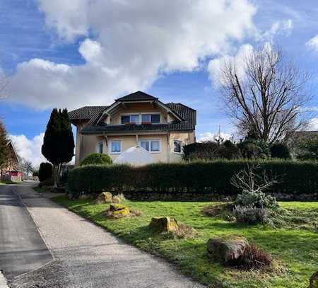 Gepflegtes Einfamilienhaus mit Einliegerwohnung und Garten in Traumlage