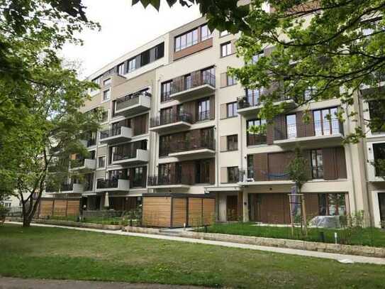 Schöne helle 2 Raumwohnung, 2 Balkone, Aufzug, Tiefgarage, EBK