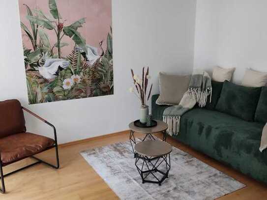 befristet + möbliert: Geschmackvolle, 2-Zi-Wohnung mit gehobener Innenausstattung mit Balkon + EBK