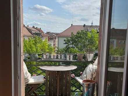 Lichtdurchflutete Altbau-Dachgeschosswohnung mit Dachterrasse und freiem Blick