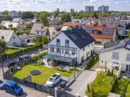 Neuwertiges Haus mit sechs Zimmern und EBK in München