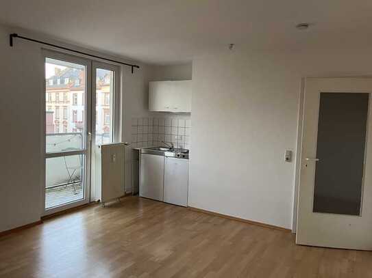 1-Zimmer Wohnung mit Balkon (mind. 12 Monate)