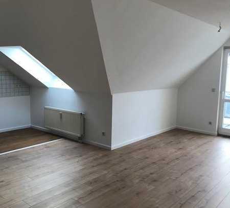 2.GRUNDMIETE FREI! PERFEKT für SINGLES! FRISCH RENOVIERT! 1 ZIMMER + BALKON!