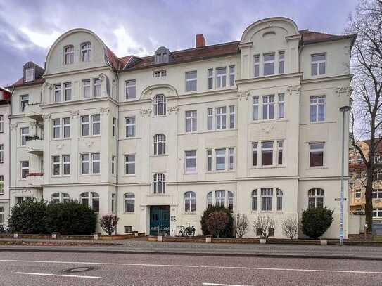 Gemütliche 4- Raum-Altbauwohnung mit Balkon und Einbauküche in Stadtfeld Ost