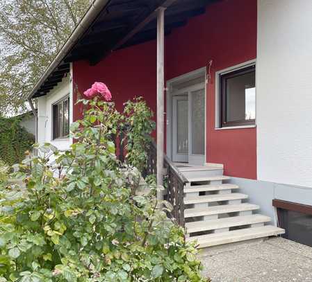 Sofort beziehbar: gepfl. Haus im Bungalow-Stil mit Einl.Whg. und großen Garten