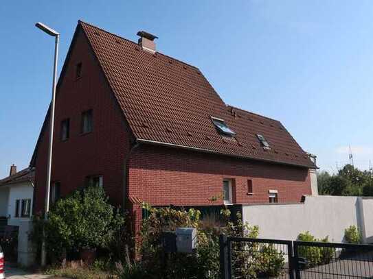 Freistehendes Einfamilienhaus mit großem Grundstück im Stadtteil Lüftelberg