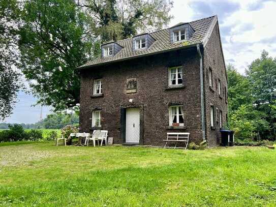 Historisches Einfamilienhaus mit großzügigem Grundstück in Alleinlage von Kirchhellen