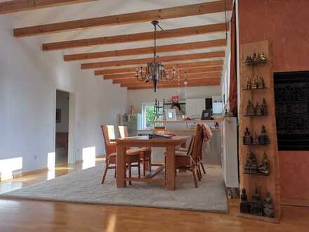 *Tolle Dachgeschosswohnung mit großzügigem nach oben offenen WZ*