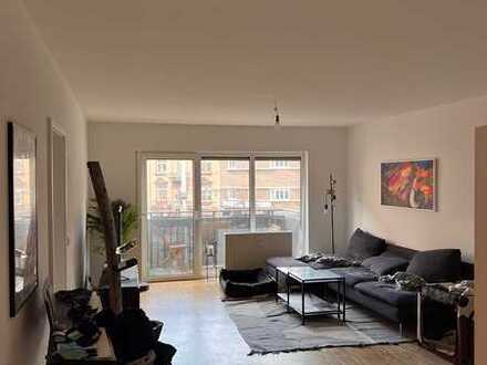 Komplett sanierte 3 ZKB mit Balkon, Industrieparkett und Wohnküche in stilvollem Altbau!
