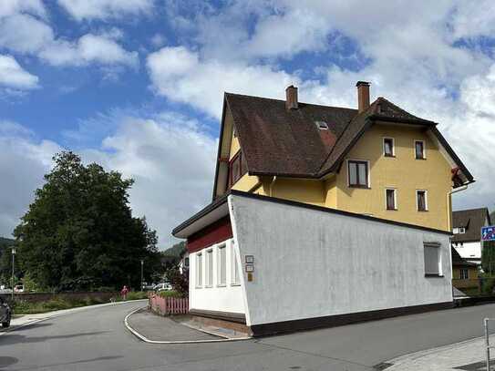 Schönes Mehrfamilienhaus in guter Lage mit guter Vermietung