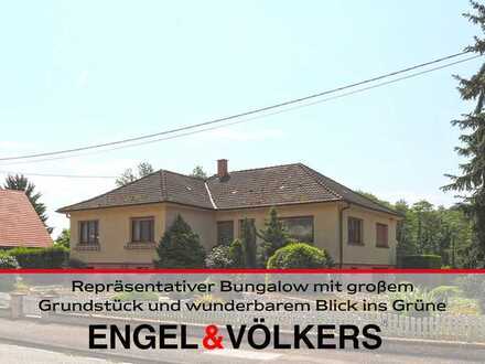 Repräsentativer Bungalow mit großem Grundstück und wunderbarem Blick ins Grüne