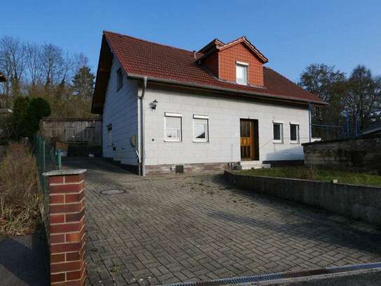 Ab in den (Coburger) Süden: Älteres Wohnhaus mit Garten und Garage im Stadtgebiet