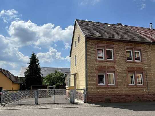 Renovierungsbedürftiges 1 bis 2-Familienhaus mit Ausbaumöglichkeit; großzügigem Grdst. mit Scheune