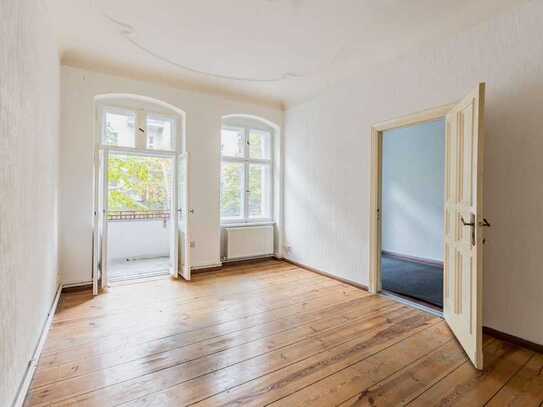 Wohnen mit Blick auf den Gustav-Müller-Platz: klassische Altbauwohnung mit Stuck & West- Balkon