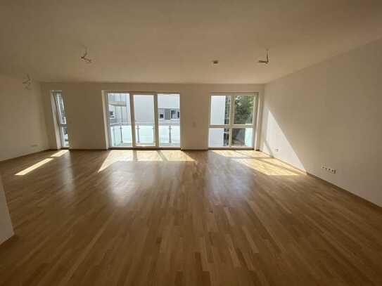 Exklusive, geräumige und neuwertige 3-Zimmer-Wohnung mit Balkon und Einbauküche in Frankfurt am Main