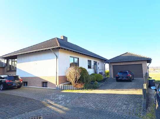 Sehr gepflegtes, freistehendes Wohnhaus mit Badehaus im Garten und Fernblick in ruhiger Lage