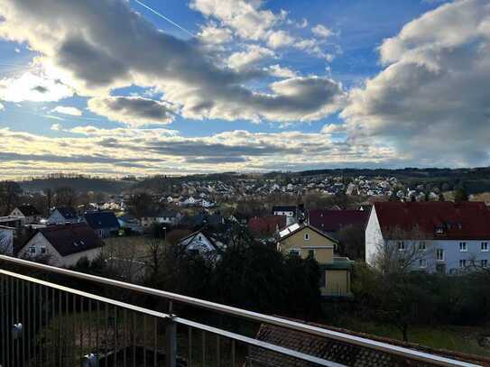 Sehr helle und gepflegte 3-Zimmer-Wohnung mit Balkon und schönem Ausblick in NEW