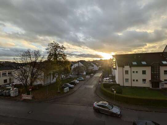 Lichtdurchflutete 3-Zimmer-Wohnung mit Südwest-Loggia, Gäste-WC und Garage – zentral gelegen