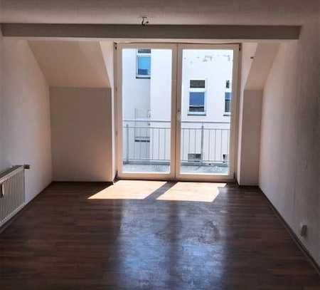 Kompakte Hinterhaus DG 2-Zimmer mit Laminat, Balkon und Wanne in zentraler Lage!