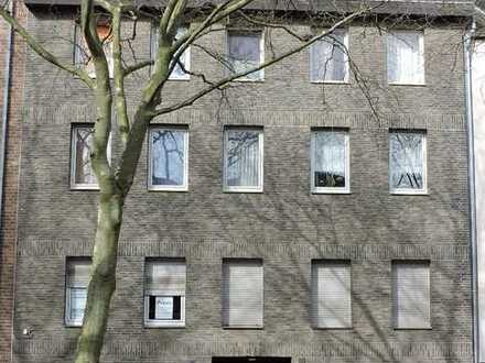 Mehrfamilienhaus mit Garagenhof auf großem Grundstück