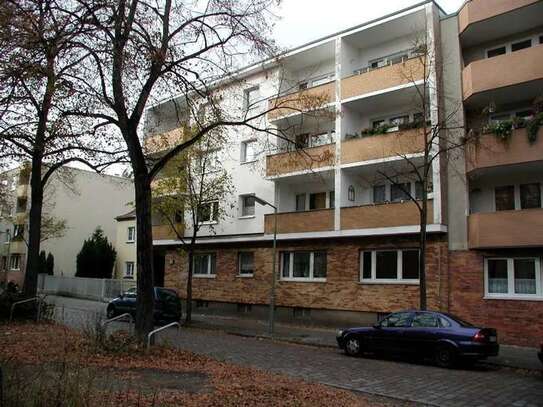 Vollständig sanierte 1-Zimmer-Wohnung mit Balkon und neuer Einbauküche in Reinickendorf, Berlin