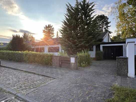 Winkelbungalow mit Einliegerwohnung und Pool
in begehrter Lage von Rüppurr"