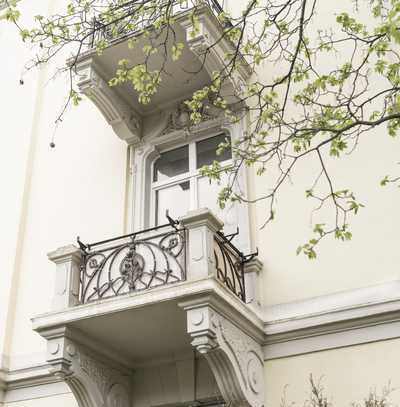 Stilvolle Grand Etage mit 2 Terrassen im imposanten Stilaltbau in zentraler, grüner Lage