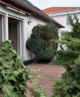 ### Die Lage macht´s. Freistehendes Einfamilienhaus auf tollem Grundstück mitten in Seeheim ###